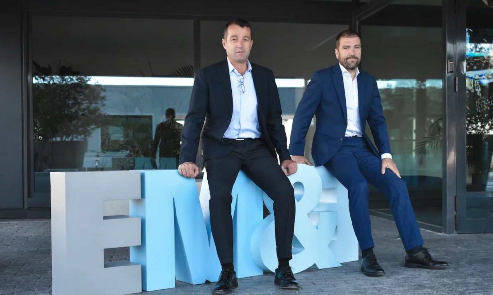 Huida hacia delante de los Escribano: hay que vender EM&E a Indra a toda costa