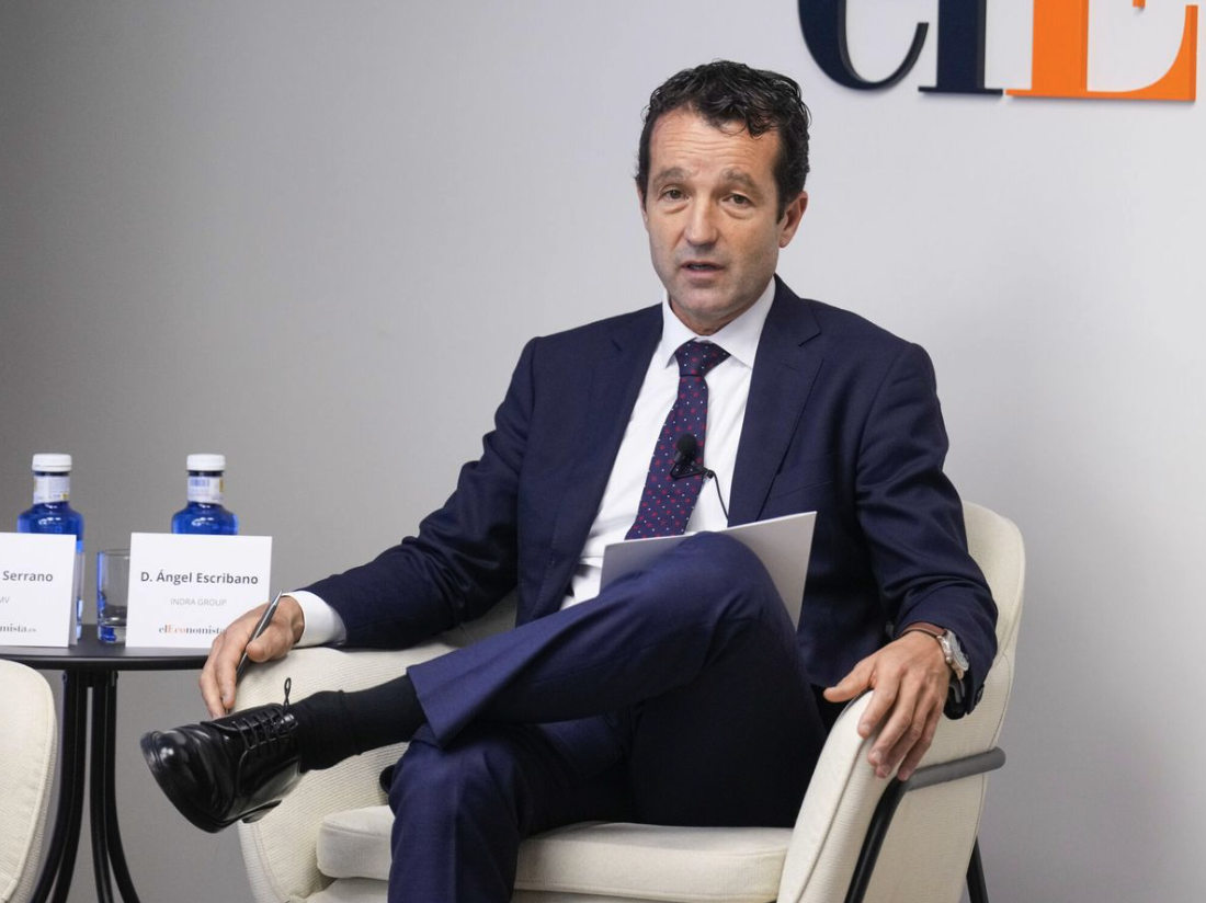 El presidente de Indra, Ángel Escribano, convocó una reunión con Joseph Oughourlian, el propietario principal de Prisa.