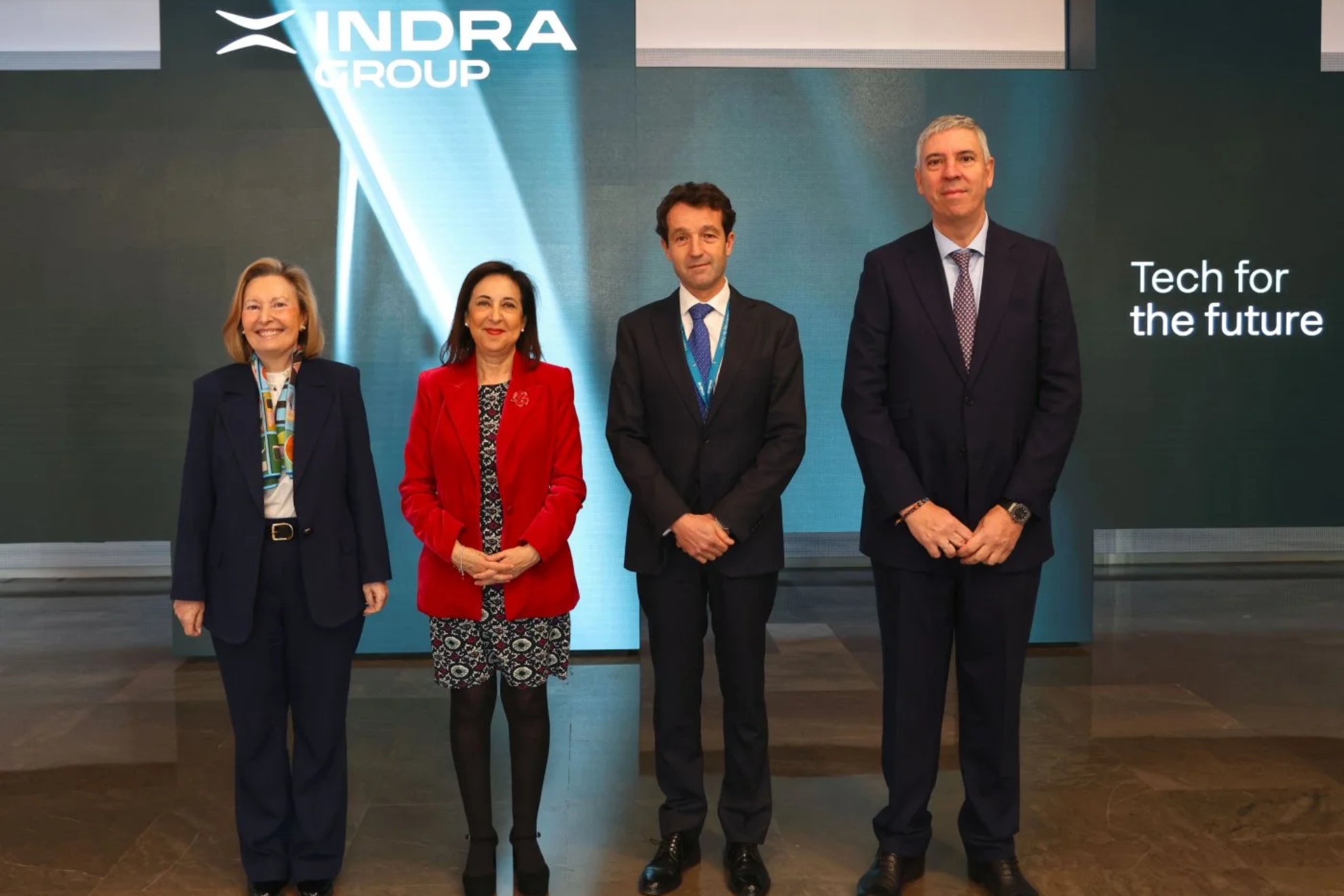 Guerra interna en Moncloa: Robles pide una Indra pública, Sánchez lo bloquea