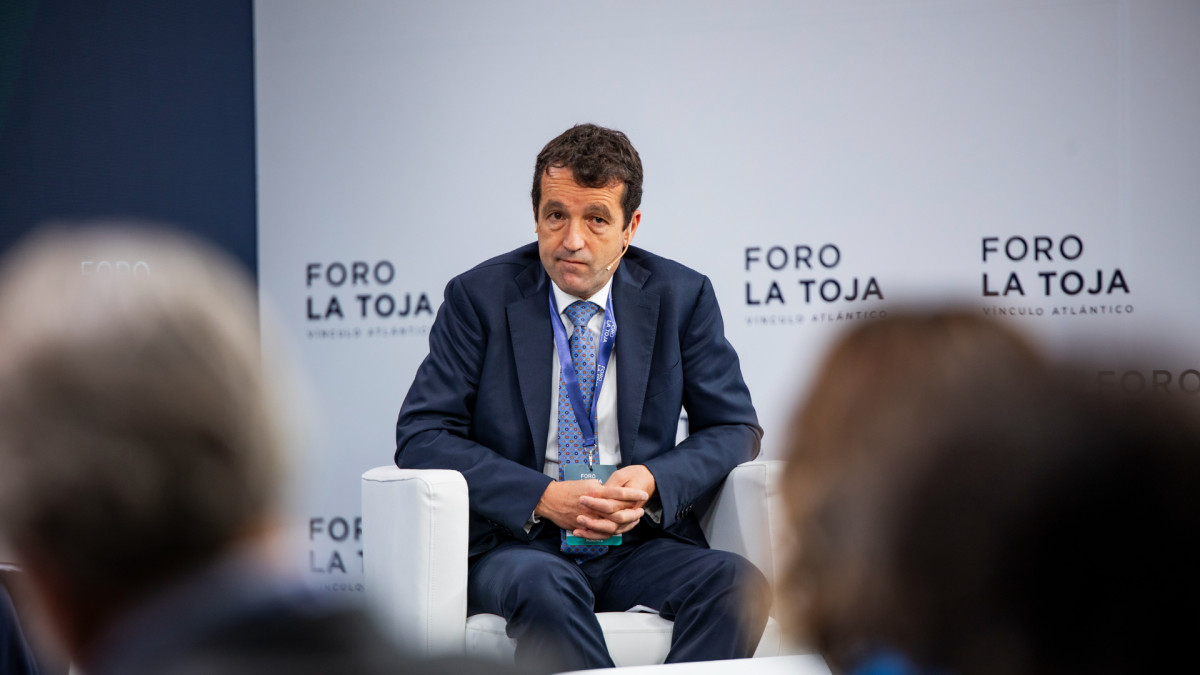 Indra regala poder a su propio presidente: el polémico canje que diluye al Estado y beneficia a Escribano