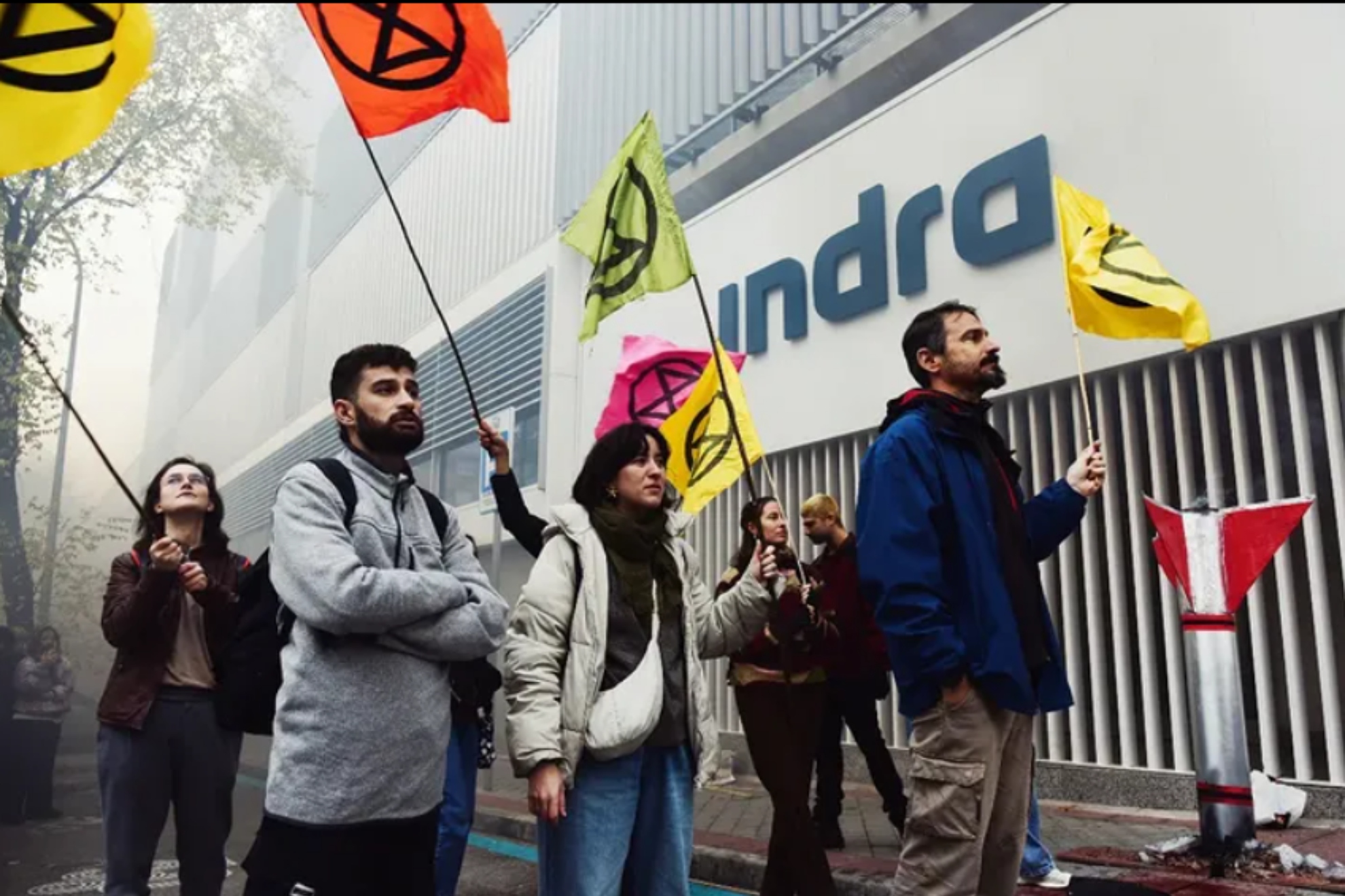 Sangre en la entrada de Indra: activistas denuncian el negocio del rearme