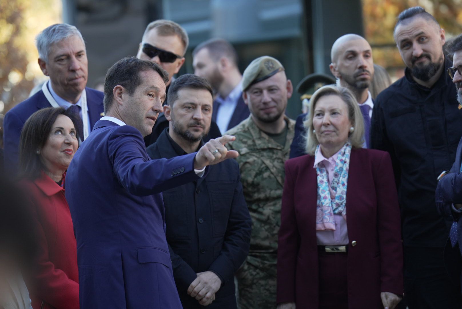 Zelenski visita Indra en pleno caos interno: negocios en Ucrania, retrasos en España