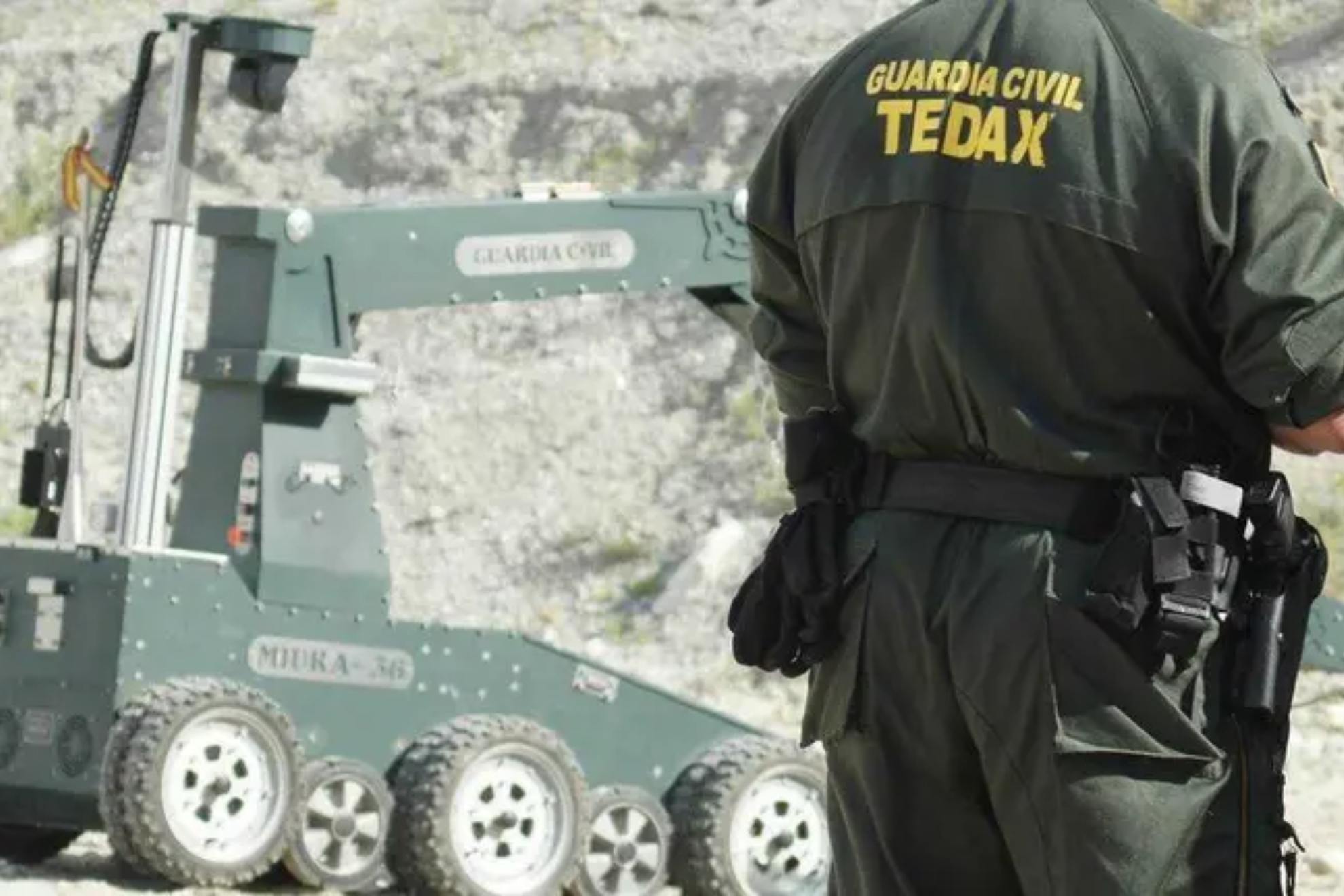 Los Tedax de Navarra reparan su robot antiexplosivos… y Escribano vuelve a cobrar