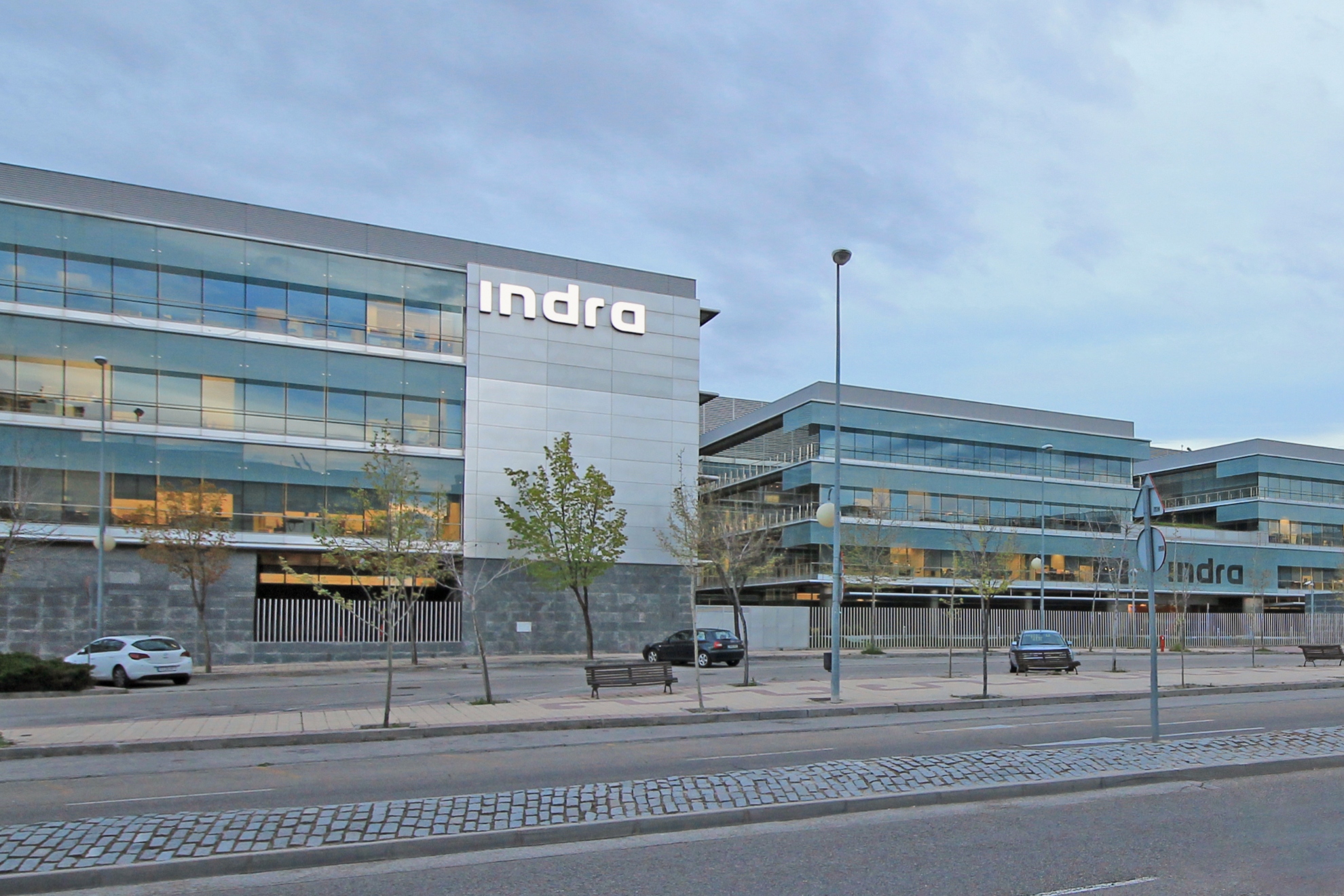 Dimisiones, tensiones y poder político: así se cocina la guerra interna en Indra