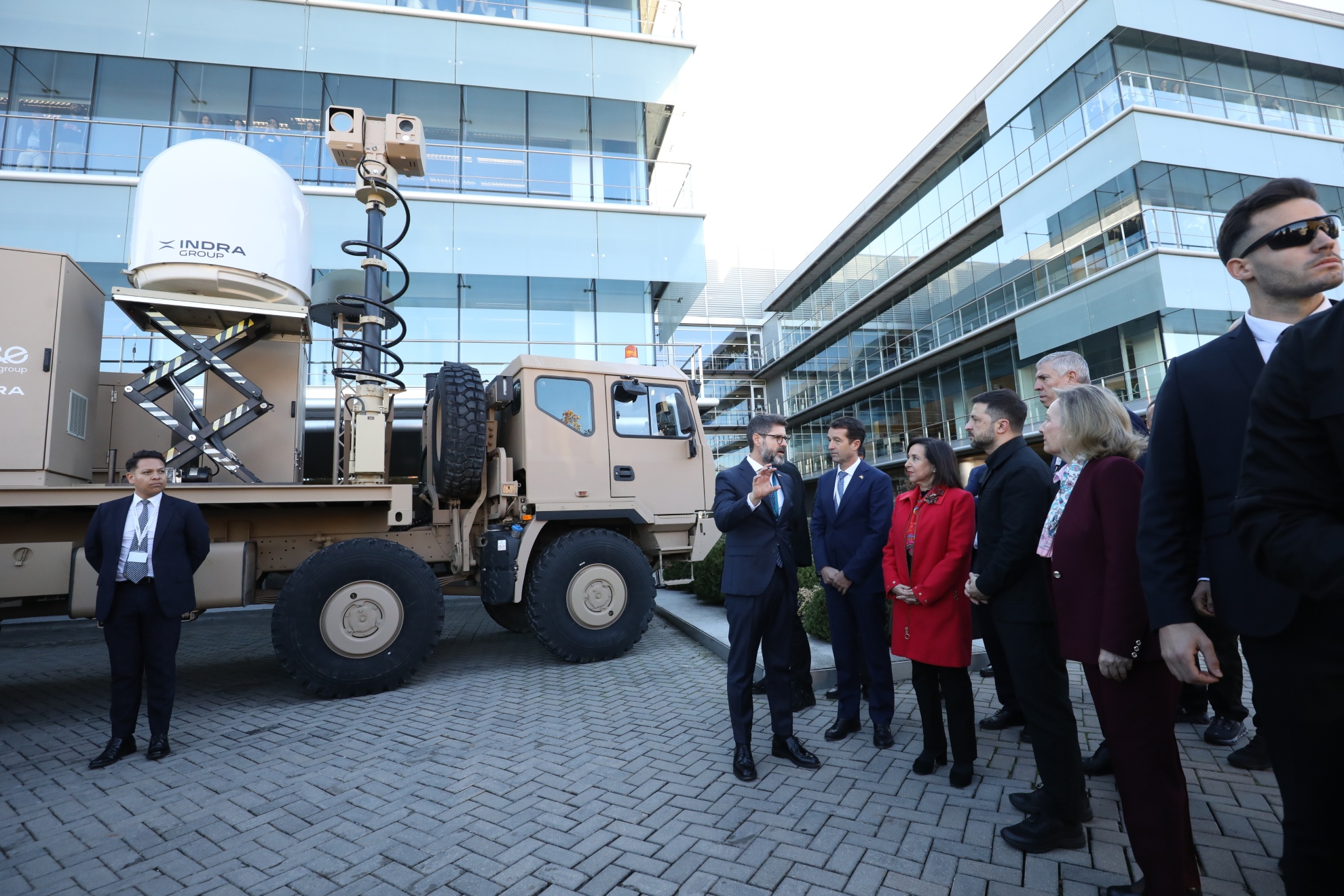 Indra monta un “mercadillo” militar para Zelenski… y Ucrania compra en EE.UU