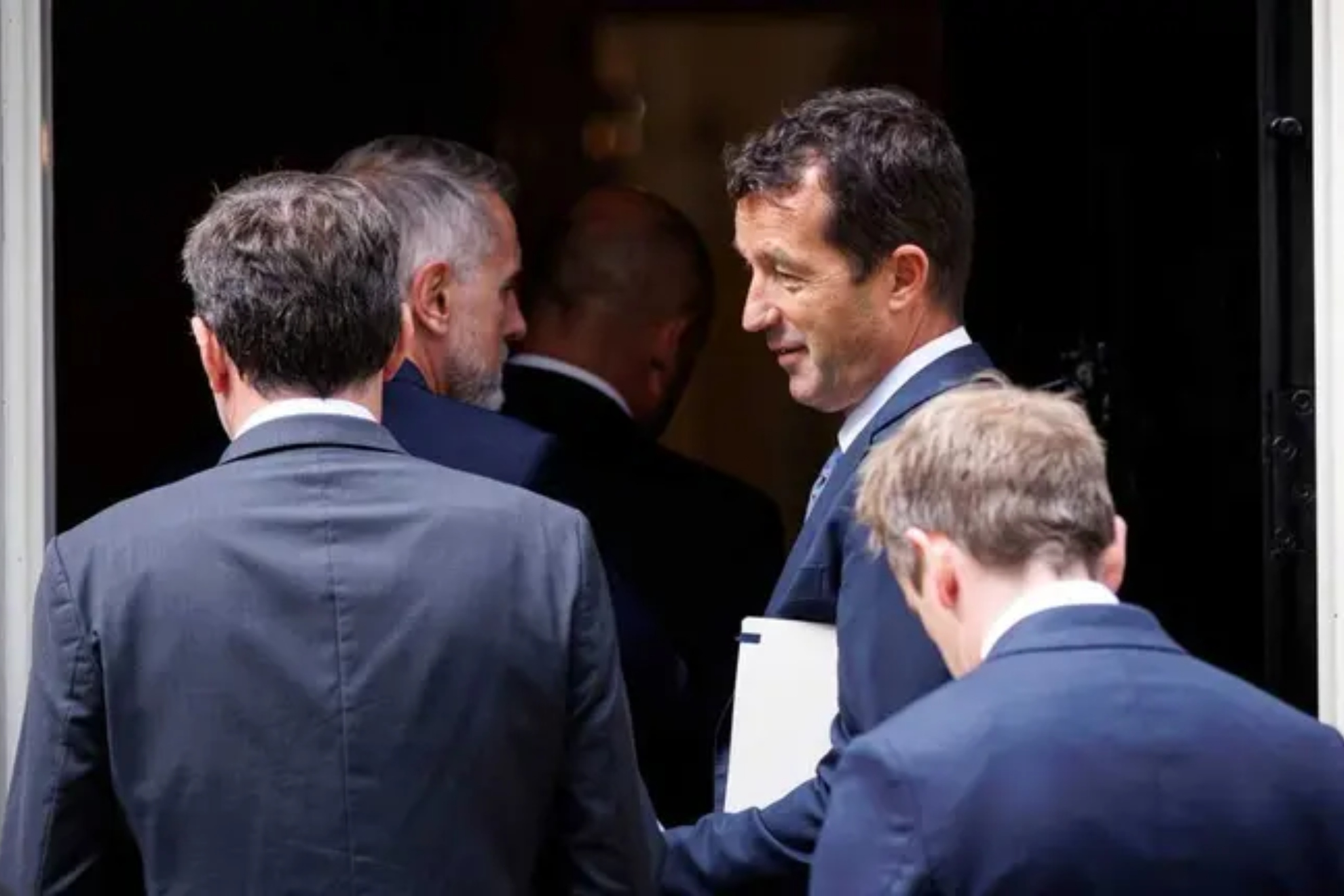 Escribano salta a Reino Unido pese a las dudas sobre su capacidad para cumplir los contratos